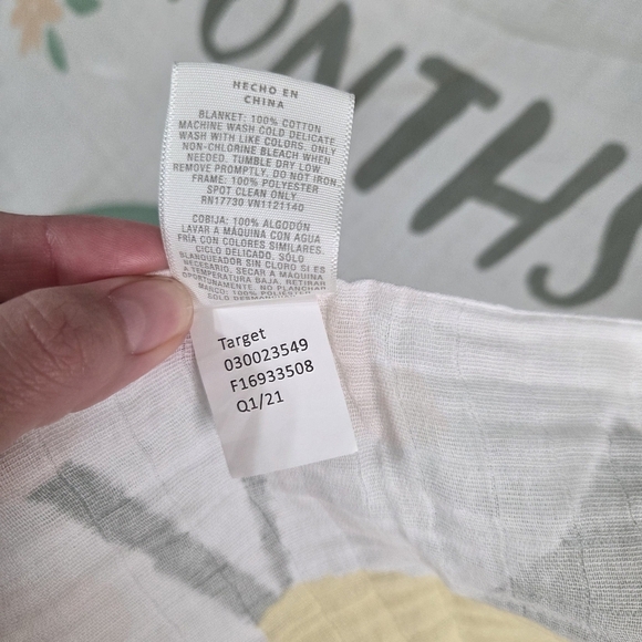 Cloud Island Muslin Blanket Baby Monthly Milestones w/ Felt Frame Meadow Floral - Picture 5 of 7